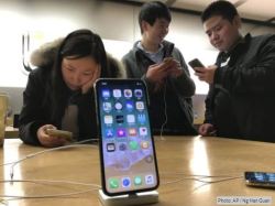 Key analyst cuts iPhone X estimates, sees production end in 2018